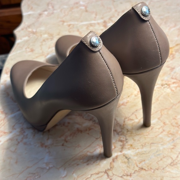 Michael Kors Taupe Platform Pumps Heels W/Charm | Size 6M - Picture 4 of 7